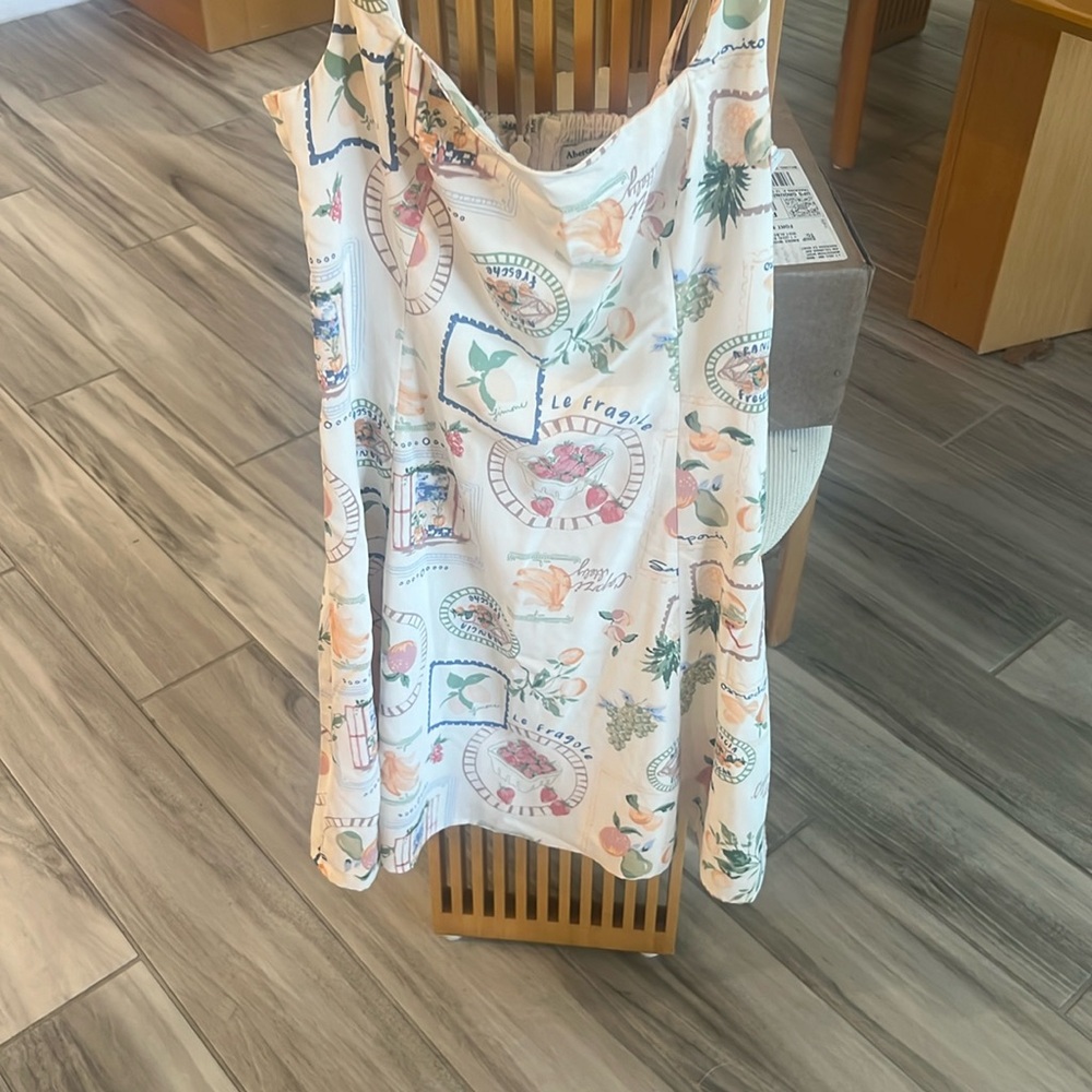 Cream pattern square neck Abercrombie dress. Size small tall.